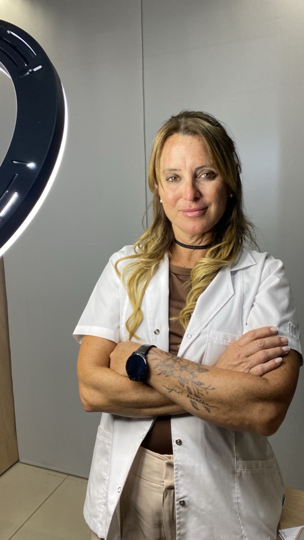 Dra. Carolina Soler en su consultorio de medicina estética en Mendoza