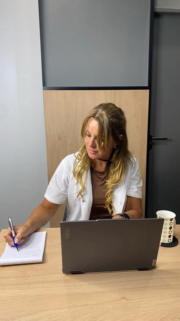 Dra. Carolina Soler durante una consulta médica