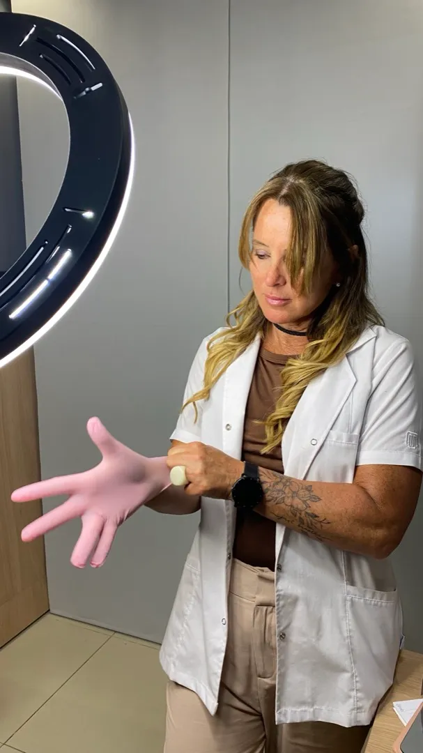 Dra. Carolina Soler preparándose para un procedimiento estético